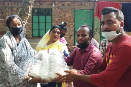 বরগুনায় কর্মহীন মানুষের ঘরে ঘরে খাবার বিতরণ