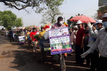 চুয়াডাঙ্গায় ভ্রাম্যমাণ ভ্যানে নিত্য প্রয়োজনীয় দ্রব্য