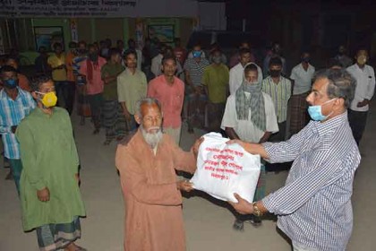 কর্মহীন পরিবারের পাশে খাদ্যসামগ্রী নিয়ে এমপি গোপাল
