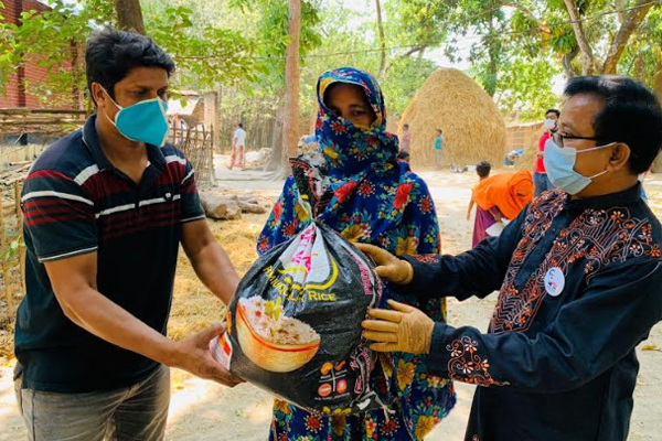 চাঁপাইনবাবগঞ্জে ৫ শতাধিক পরিবারের মাঝে খাদ্যসামগ্রী বিতরণ