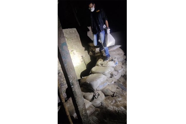 ঘরে ঘরে নিত্যপণ্য পৌঁছে দিচ্ছেন শ্রীমঙ্গল র‌্যাব ক্যাম্পের অধিনায়ক 