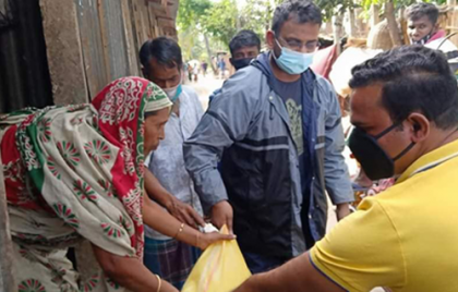 কর্মহীন মানুষের বাড়ি বাড়ি গিয়ে খাদ্যসামগ্রী পৌঁছে দিচ্ছেন কাশিয়ানীর ইউএনও