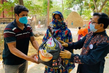 চাঁপাইনবাবগঞ্জে ৫ শতাধিক পরিবারের মাঝে খাদ্যসামগ্রী বিতরণ