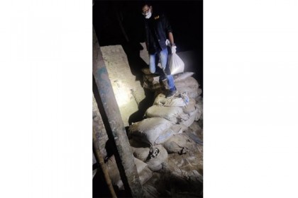 ঘরে ঘরে নিত্যপণ্য পৌঁছে দিচ্ছেন শ্রীমঙ্গল র‌্যাব ক্যাম্পের অধিনায়ক 