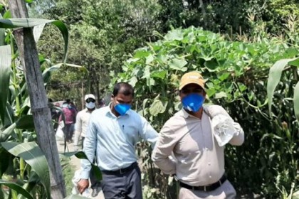 ত্রাণের বস্তা কাঁধে নিয়ে তিস্তার চরে ইউএনও