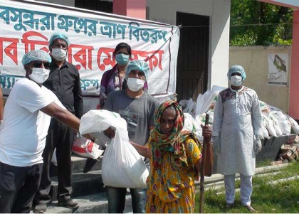 মানিকগঞ্জে বসুন্ধরা গ্রুপের ত্রাণ কর্মসূচি অব্যাহত