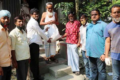 বাঞ্ছারামপুরে অসহায় মানুষের ঘরে ঘরে খবরের ফেরিওয়ালারা 