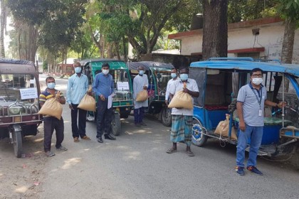 নাগরপুরে হটলাইনে ফোন, খাদ্যসামগ্রী পৌঁছে যাচ্ছে বাড়ি বাড়ি