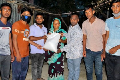 বগুড়ায় রাতের আঁধারে বাড়ি বাড়ি
খাদ্যসামগ্রী দিচ্ছে ছাত্রলীগ
