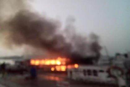বরিশালে নোঙ্গর করা লঞ্চে আগুন

