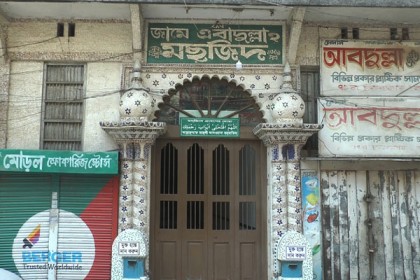 বরিশালের মসজিদে সরকারি নির্দেশনা অনুযায়ী জুমার নামাজ