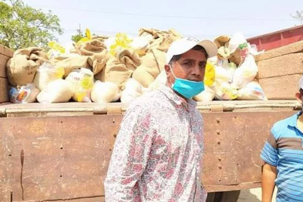 ধামরাইয়ে রাতের আঁধারে কর্মহীনদের ঘরে খাদ্য নিয়ে চেয়ারম্যান