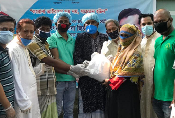 নরসিংদীতে দুস্থ ও নিম্ন মধ্যবিত্তদের খাদ্যসামগ্রী বিতরণ