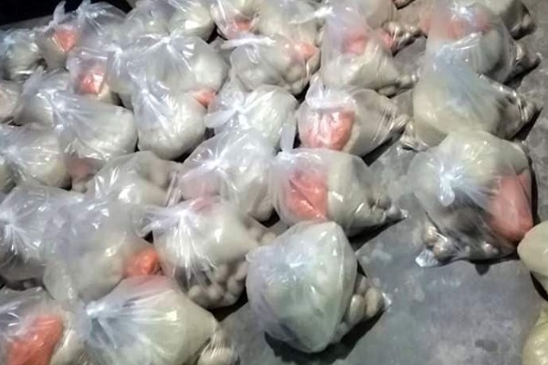 ত্রাণ নয়, উপহার দিল ‘সাহায্যের হাত’