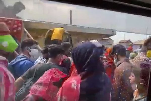 হঠাৎ শিমুলিয়া ফেরিঘাটে ঘরমুখো মানুষের ভিড়