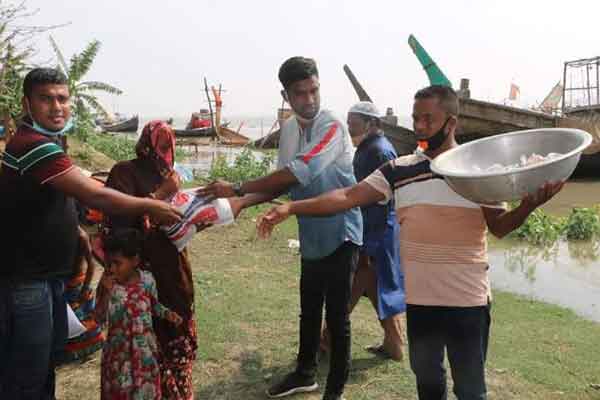 নোয়াখালীতে জেলেদের ঘরে ঘরে চাল ও মাংস বিতরণ 