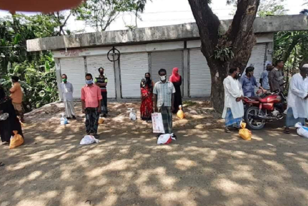 পাথরঘাটায় কর্মহীনদের মাঝে খাদ্যসামগ্রী বিতরণ
