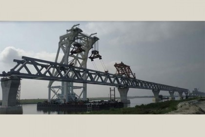 পদ্মা সেতুতে বসল ২৮তম স্প্যান, দৃশ্যমান ৪ হাজার ২০০ মিটার