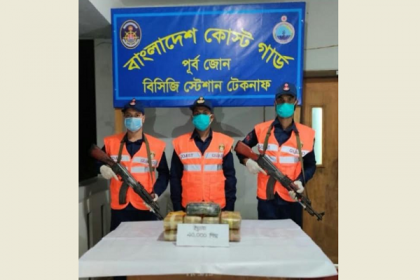 নাফ নদী থেকে ৯০ হাজার ইয়াবাসহ নৌকা জব্দ