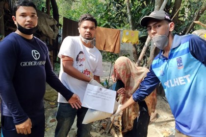 ‘খাদ্য উপহার’ নিয়ে দুঃস্থদের পাশে ছাত্রলীগ