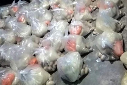 ত্রাণ নয়, উপহার দিল ‘সাহায্যের হাত’