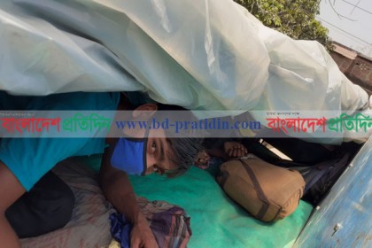 কৌশলে চাঁপাইনবাবগঞ্জে ঢুকছে মানুষ