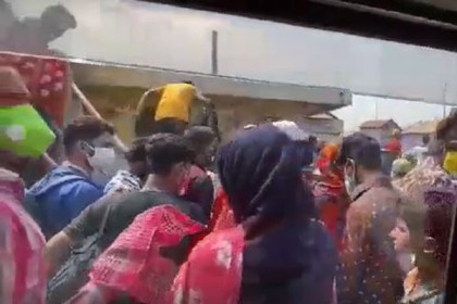 হঠাৎ শিমুলিয়া ফেরিঘাটে ঘরমুখো মানুষের ভিড়