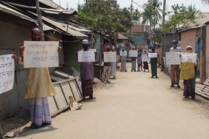 ত্রাণের দাবিতে নিজ বাড়ির সামনে অবস্থান