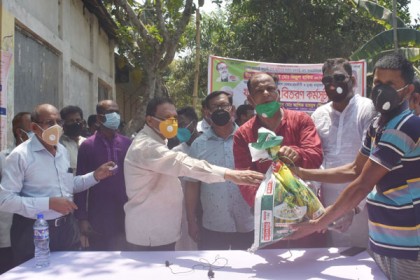 রাজবাড়ীতে ত্রাণসামগ্রী ও চিকিৎসা সহায়ক উপকরণ বিতরণ