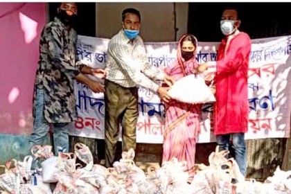 রামপাল-মোংলায় গৃহবন্দি ২৫শ পরিবারকে বিএনপি নেতার অর্থ ও খাদ্য সহায়তা