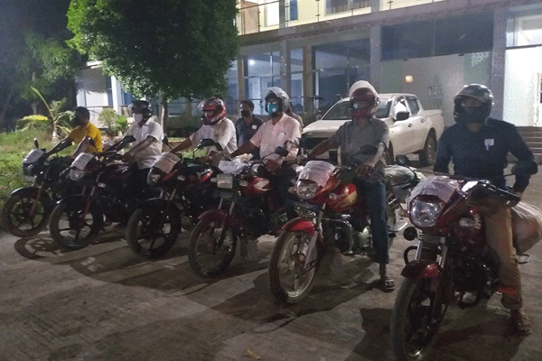 সাতক্ষীরায় বাড়িতে পৌঁছে যাচ্ছে প্রধানমন্ত্রীর ত্রাণ সহায়তা

