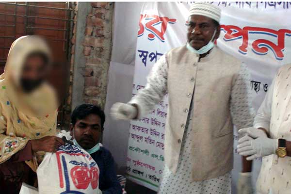 মানিকগঞ্জে কর্মহীনদের মাঝে ত্রাণ বিতরণ