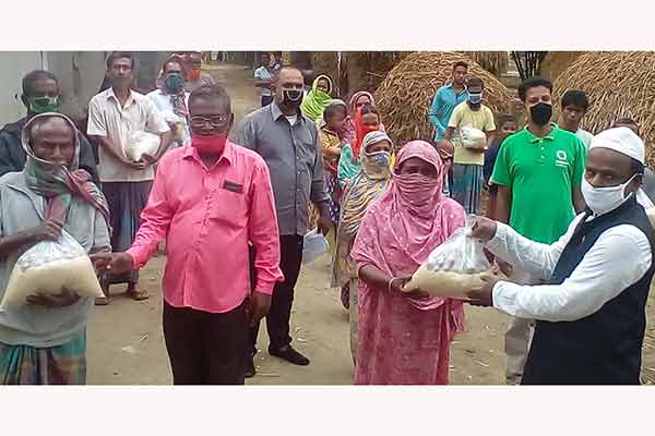 বগুড়ার কর্মহীন ২০০ পরিবারের পাশে আওয়ামী লীগ নেতা 