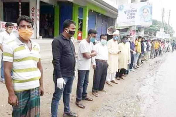 হাসপাতালে করোনা রোগী স্থানান্তর না করার দাবিতে আওয়ামী লীগের মানববন্ধন!