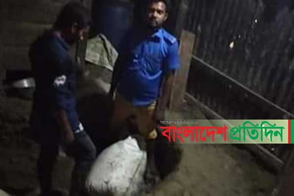ঘরের মেঝে খুঁড়ে মিলল সরকারি চাল, গ্রেফতার ২