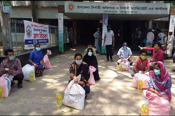 টেকনাফে করোনায় কর্মহীন পরিবারের মাঝে ত্রাণ বিতরণ