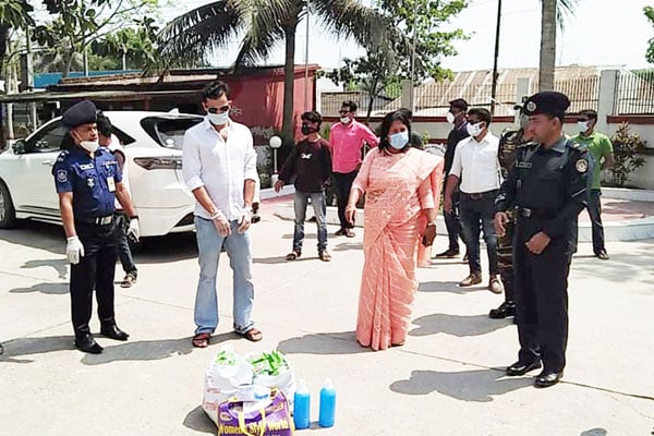 নড়াইলে কয়েদিদের মধ্যে করোনা প্রতিরোধ সামগ্রী বিতরণ করলেন মাশরাফি 