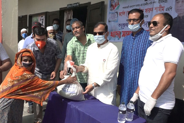 বরিশালে ত্রাণ বিতরণ অব্যাহত