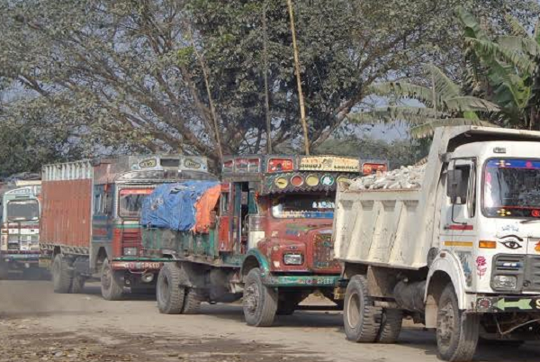 ৯ দিনেও বুড়িমারী স্থলবন্দরে আটকা পড়া ট্রাক চালকদের ফেরত নেয়নি ভারত
