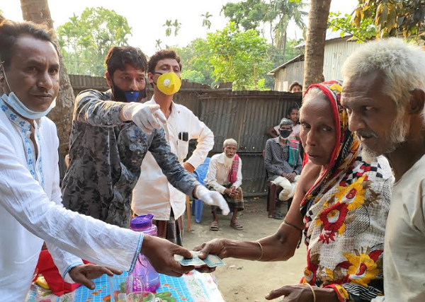 হালুয়াঘাটে সম্মানী ভাতার অর্থ দিয়ে কর্মহীনদের পাশে ইউপি চেয়ারম্যান 