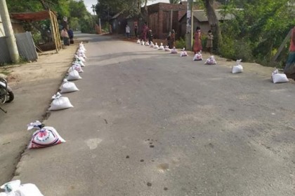 ত্রাণ হিসেবে চালের সাথে ডাল না দেওয়ার অভিযোগ