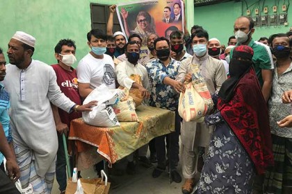 মাধবদীতে টেক্সটাইল শ্রমিক অসহায় মানুষের মাঝে খাদ্য সামগ্রী বিতরণ