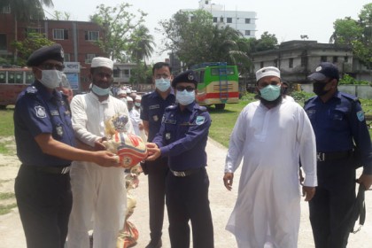 শরীয়তপুরে ইমামদের মাঝে পুলিশের ত্রাণ বিতরণ