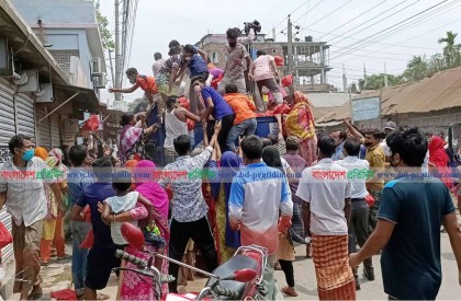 জামালপুরে ট্রাক আটকে ত্রাণ 'লুট'