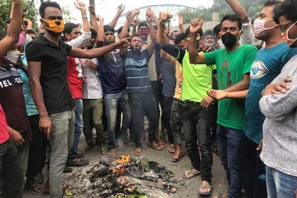 সাভারে বেতন না পেয়ে পোশাক কর্মীদের বিক্ষোভ