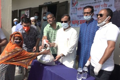 বরিশালে ত্রাণ বিতরণ অব্যাহত