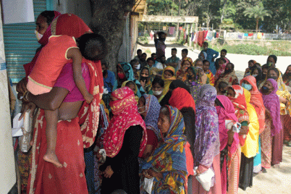 ধুনটে ১০ টাকা কেজির চাল কিনতে মানুষের ভিড়
