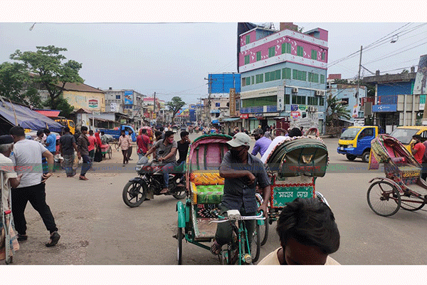 শ্রীমঙ্গল শহর হাট-বাজারে মানুষের ঢল, বাড়ছে ঝুঁকি