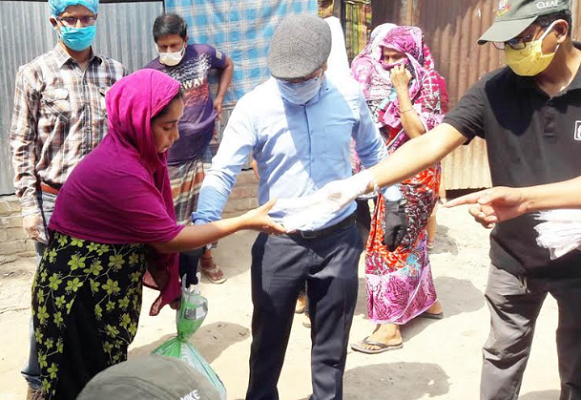 ফরিদপুরে শতাধিক পরিবারের ঘরে ঘরে গিয়ে বিএফএফ'র খাদ্য বিতরণ