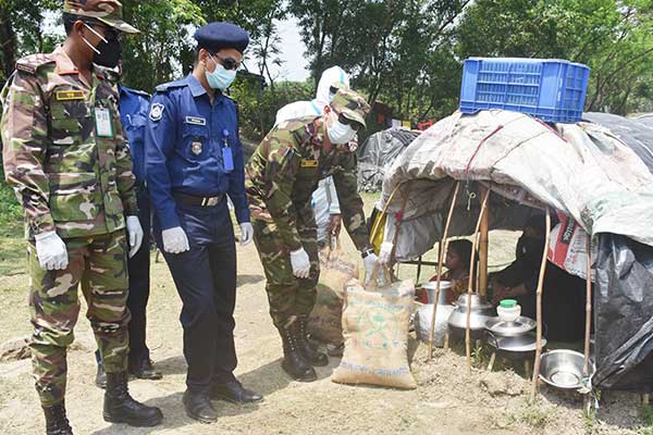 রাজবাড়ীতে ছিন্নমূল মানুষের মাঝে সেনাবাহিনীর ত্রাণ বিতরণ